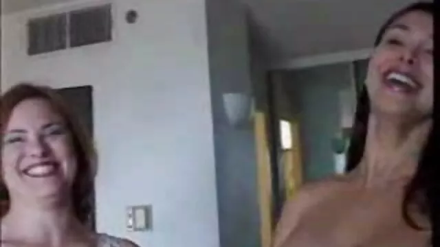 Καυτό πορνό χωρίς εγγραφή  Η ομορφιά έρχεται να ελληνικο πορνο δωρεαν επισκεφθεί την ξανθιά, αλλά όταν είδε το κρεβάτι της, γλείφει τον κώλο του φίλου της