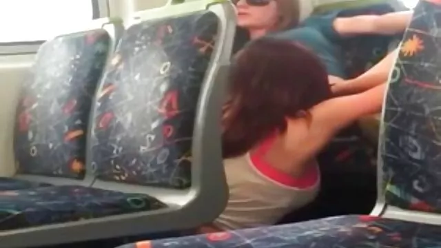 Καυτό πορνό χωρίς εγγραφή  Σαγηνευτική ομορφιά δείχνει γυμνό στήθος πορνο τσοντεσ δωρεαν και το μουνί μπροστά στην κάμερα
